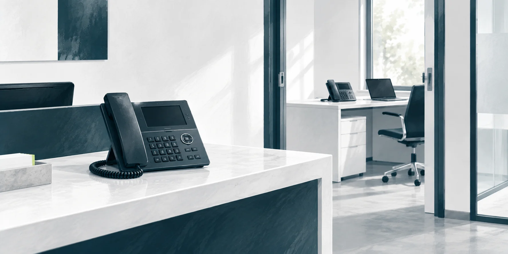 Zwei IP-Tischtelefone stehen an einer Rezeption und einem weiteren Büroarbeitsplatz. Die Illustration verdeutlicht, dass bei einer geschäftlichen Telefonanlage mehrere Endgeräte und Arbeitsplätze einzubeziehen sind.