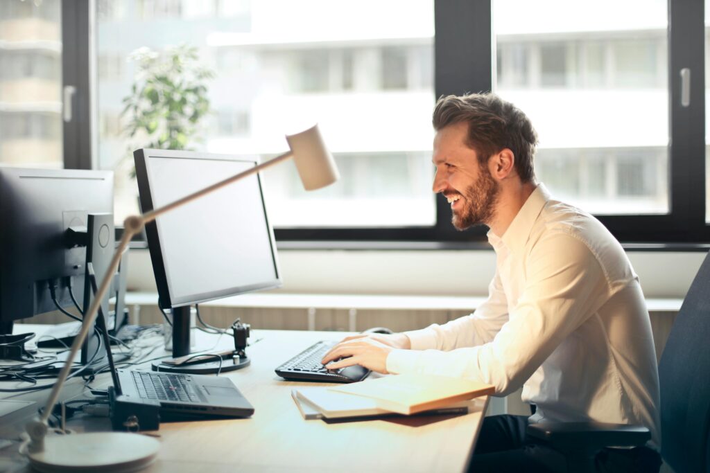 Mann arbeitet an einem Office Computer Monitor